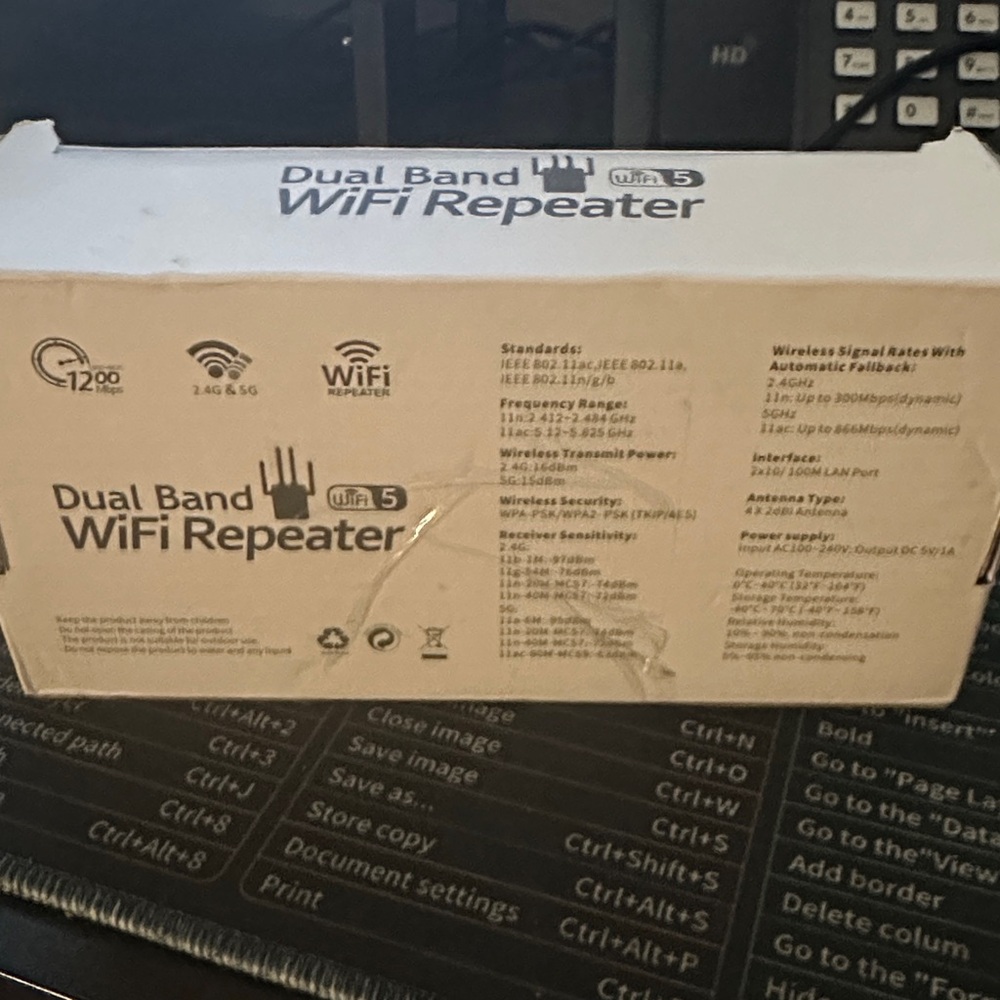 Dual Band WiFi Repeater - black